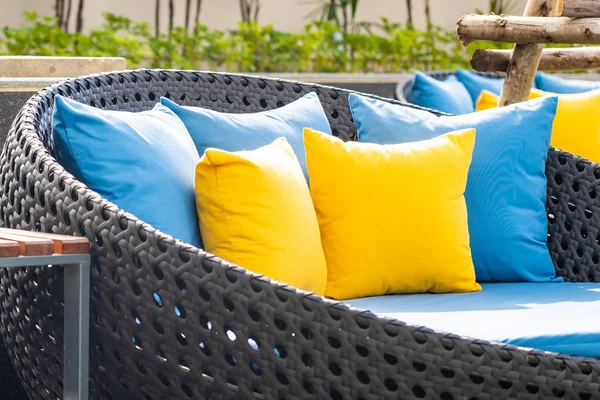 Patio exterior en el jardín con sofá silla y almohada decoratio — Foto de Stock