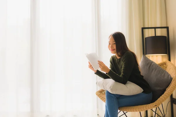 Ritratto belle giovani donne asiatiche leggere libro e seduta su — Foto Stock