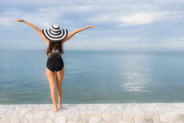 Retrato bonito jovem asiático mulheres relaxar sorriso feliz ao redor se — Fotografia de Stock