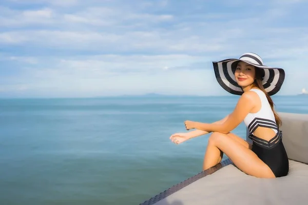 Retrato bonito jovem asiático mulheres relaxar sorriso feliz ao redor se — Fotografia de Stock