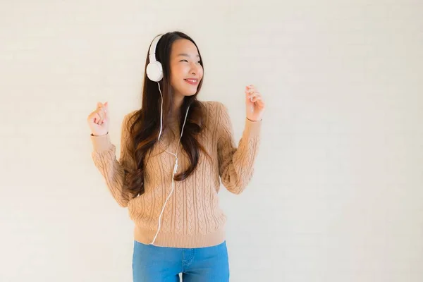 Porträt schöne junge asiatische Frauen glücklich genießen mit hören mus — Stockfoto