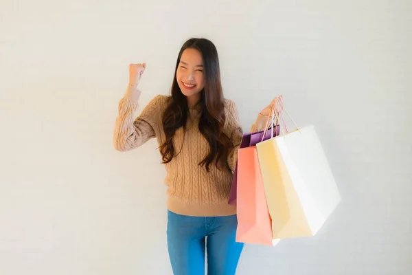 Muotokuva kaunis nuori aasialainen naiset onnellinen hymy ostoksilla b — kuvapankkivalokuva
