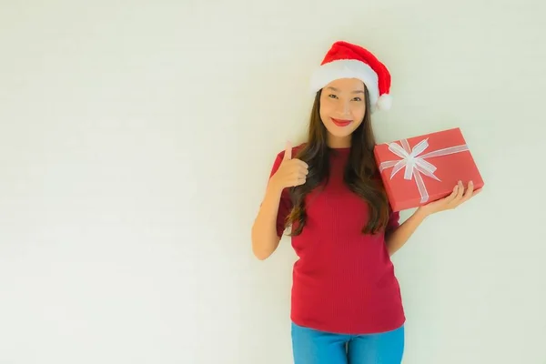 크리스마스에 아름다운 아시아 여성들 이 산타 모자를 쓰고 있는 모습 — 스톡 사진