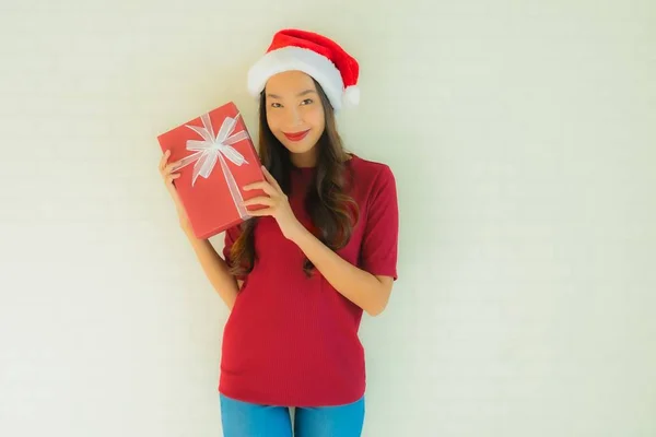 Portrait belle jeune asiatique femmes portent santa chapeau à Noël — Photo