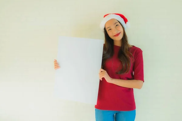 Ritratto belle giovani donne asiatiche mostrano scheda bianca bianca bianca — Foto Stock