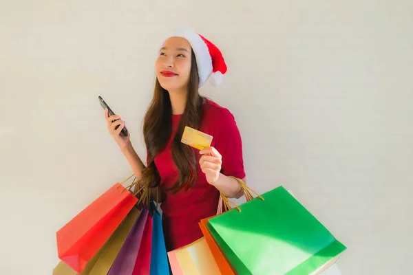 Porträtt vackra unga asiatiska kvinnor bär jul Santa hat wi — Stockfoto