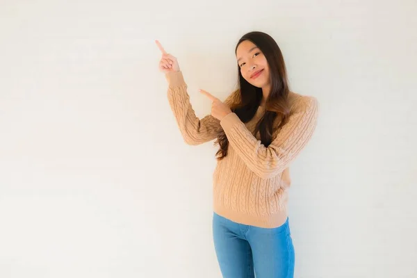 Portret mooi jong aziatische vrouwen glimlachen gelukkig in veel actie — Stockfoto