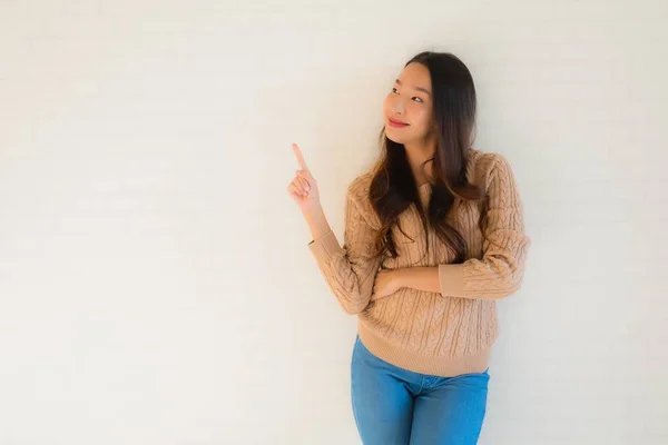 Retrato hermosa joven asiático mujeres sonrisa feliz en muchos acción — Foto de Stock