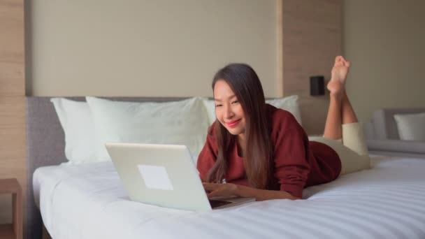집에서 노트북을 가지고 일하는 아시아 여성의 — 비디오