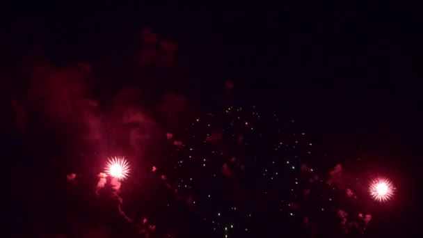 Nahaufnahmen Von Feuerwerk Das Nachthimmel Explodiert — Stockvideo