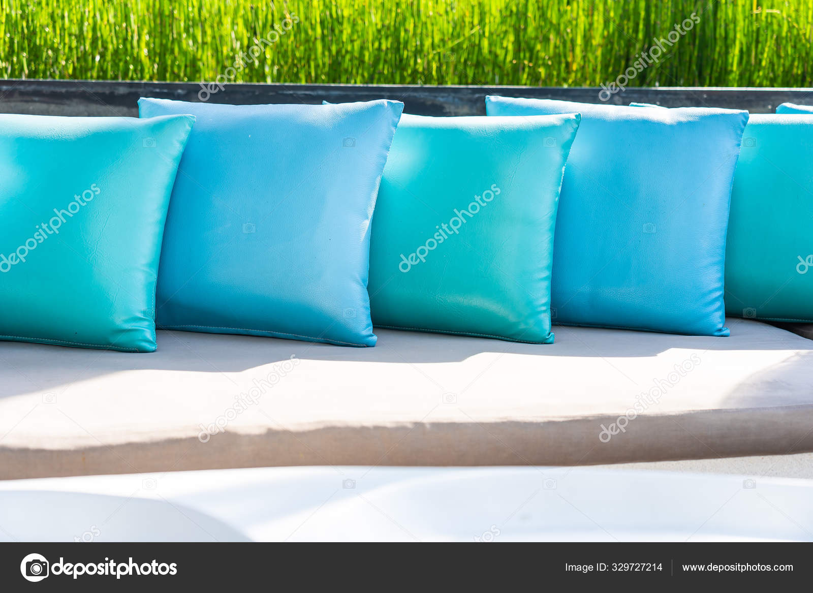 Cómoda almohada en la decoración de la silla del sofá al aire