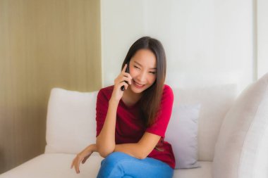 Cep telefonu kullanan güzel Asyalı genç kadınların portresi