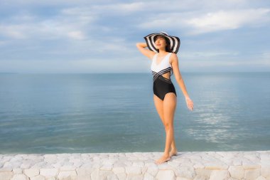 Güzel bir Asyalı kadın portresi. Rahatlayın. Gülümseyin.