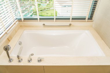 Güzel, lüks, beyaz küvet dekorasyonu.