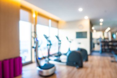 Beden eğitimi odasının içi spor malzemeleriyle dolu.