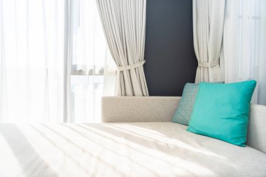 Kanepe sandalyede rahat yastık