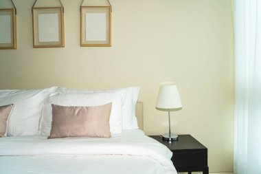 Yatak dekorasyonunda beyaz rahat yastık.