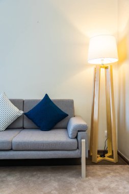 Kanepe dekorasyonunda rahat bir yastık.