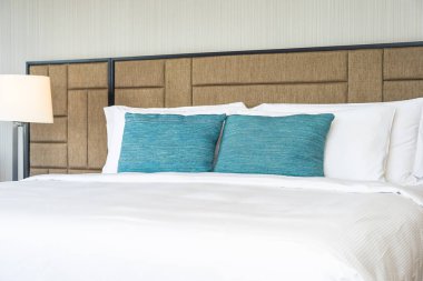 Yatak dekorasyonunda beyaz rahat yastık.