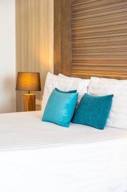 Yatak dekorasyonunda beyaz rahat yastık.