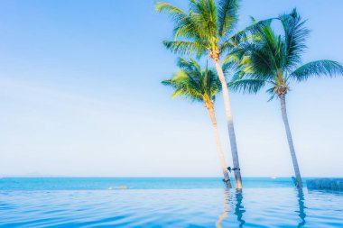 Oteldeki yüzme havuzunun güzel manzarası.