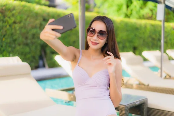 Retrato bonito asiático mulheres feliz sorriso relaxar ao redor natação — Fotografia de Stock