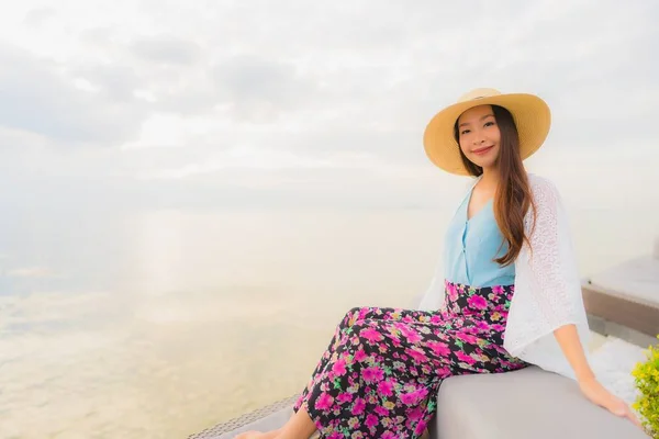 Портрет красивые молодые азиатские женщины счастливая улыбка расслабиться вокруг себя — стоковое фото