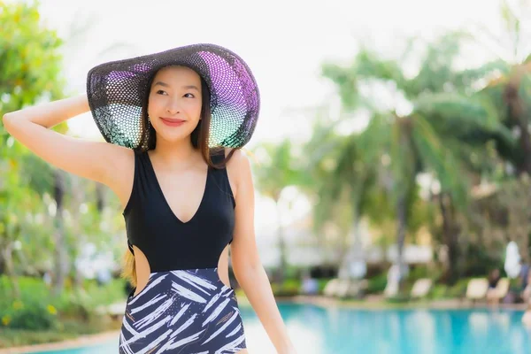 Retrato bonito jovem asiático mulheres feliz sorriso relaxar em torno de sw — Fotografia de Stock