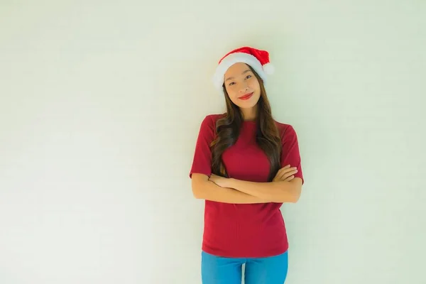 Ritratto belle giovani donne asiatiche che indossano il cappello di Babbo Natale per celeb — Foto Stock