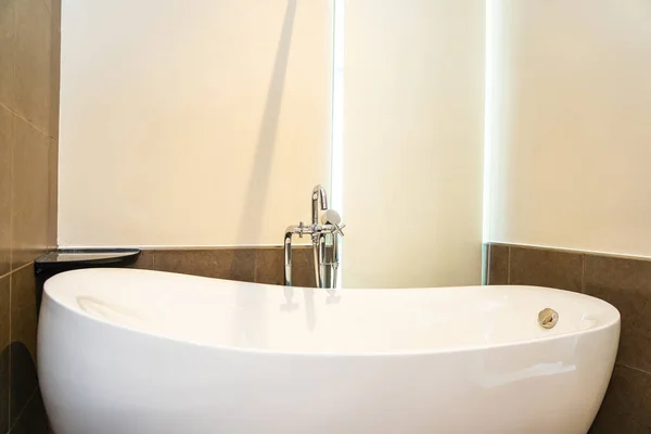 Hermoso lujo bañera blanca decoración interior —  Fotos de Stock