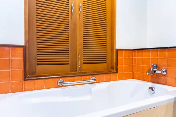 Tomma vita badkar dekoration interiör av toalett — Stockfoto
