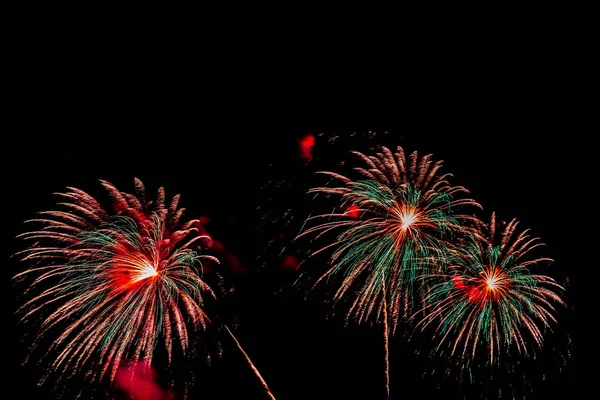 Schönes buntes Feuerwerk in der Nacht zum Feiern — Stockfoto