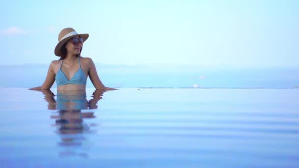 Metraje Hermosa Mujer Asiática Relajándose Piscina Hotel — Vídeo de stock