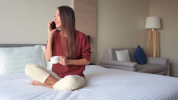 美丽的亚洲女人在家里通过电话交谈的镜头 — 图库视频影像