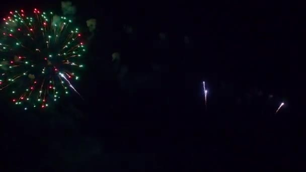 Nahaufnahmen Von Feuerwerk Das Nachthimmel Explodiert — Stockvideo