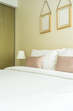 Yatak dekorasyonunda beyaz rahat yastık.