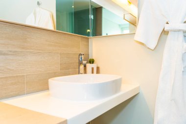 Su yüzeyi ve beyaz lavabo iç dekorasyonu