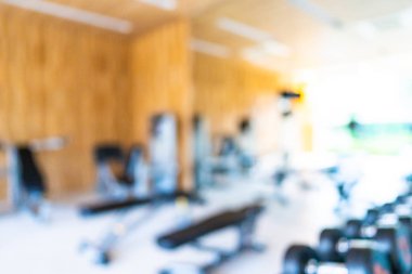 Beden eğitimi odasının içi spor malzemeleriyle dolu.