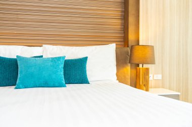 Yatak dekorasyonunda beyaz rahat yastık.