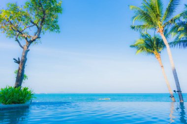 Oteldeki yüzme havuzunun güzel manzarası.