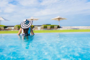 Güzel Asyalı genç kadınların portresi. Gülümseyin. Rahatlayın.