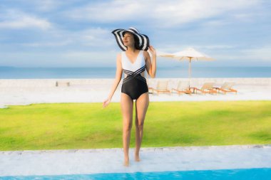 Güzel Asyalı genç kadınların portresi. Gülümseyin. Rahatlayın.