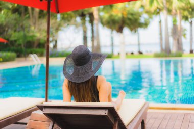 Güzel Asyalı genç kadınların portresi. Gülümseyin. Rahatlayın.