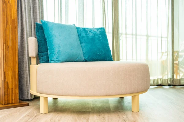 Almohada en la decoración del sofá en la sala de estar — Foto de Stock