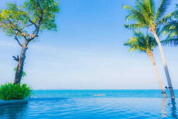 Hermoso paisaje de piscina al aire libre en el complejo hotelero — Foto de Stock