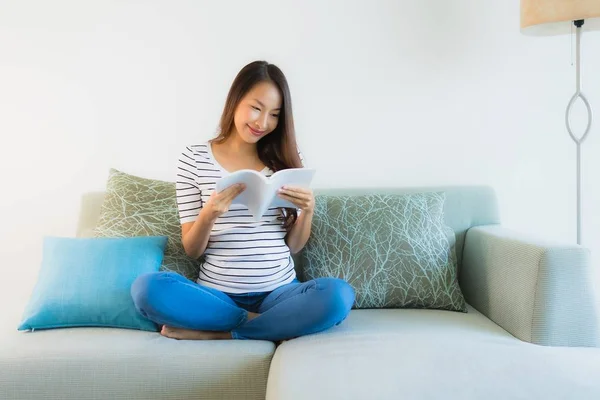 Ritratto belle giovani donne asiatiche leggere libro con caffè cu — Foto Stock