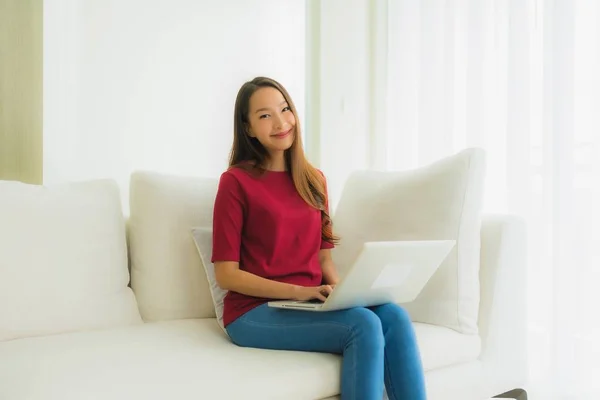 Retrato bonito jovem asiático mulheres usando computador laptop em assim — Fotografia de Stock