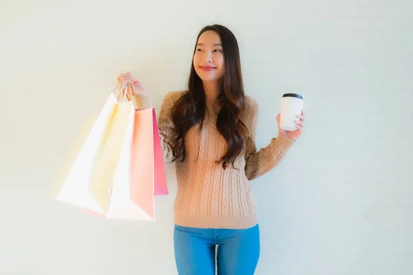 Retrato hermosa joven asiático mujeres feliz sonrisa con compras b —  Fotos de Stock