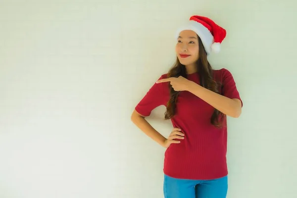 Retrato bonito jovem asiático mulheres vestindo santa chapéu para celebridade — Fotografia de Stock