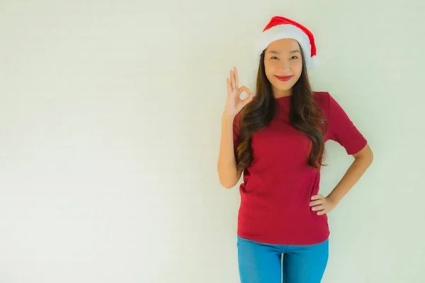 Ritratto belle giovani donne asiatiche che indossano il cappello di Babbo Natale per celeb — Foto Stock